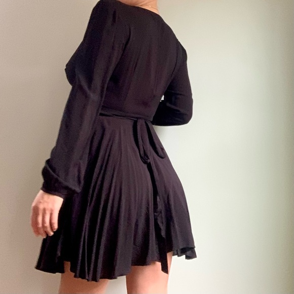 Long sleeved little black wrap dress - Ecote - Picture 5 of 10
